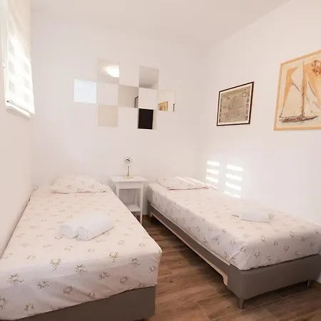 New Apt Near Beaches & Old Town, With Free Parking Split